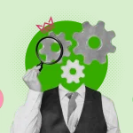 Person with gears for a head holding a magnifying glass, surrounded by social media icons (LinkedIn, Facebook, Instagram, Pinterest, WhatsApp) on a green background, symbolizing strategy and connectivity.